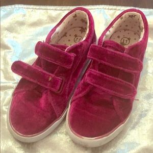 Velvet Velcro sneaker